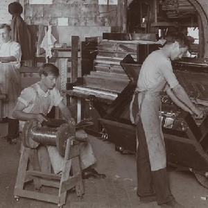 1907 photograph of Peck Piano Company workers