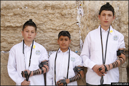 picture of the three Israeli boys who came together at the Western Wall in Jerusalem